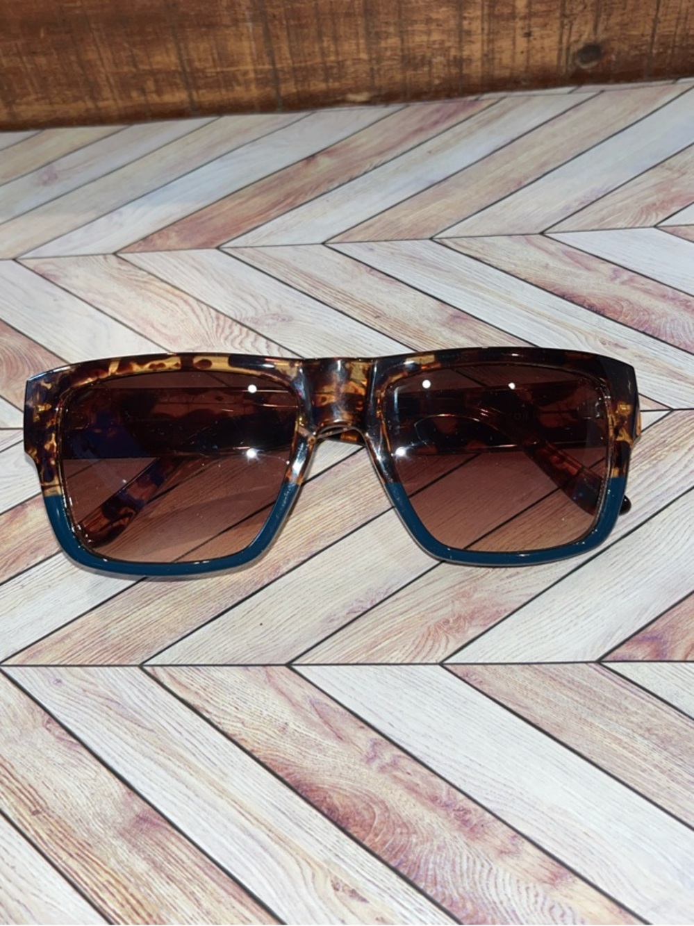 Champion Tortoiseshell  Sunglasses with Brown Gradient Lenses CU5133